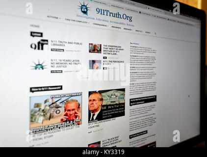 Ein Bildschirm zeigt eine Webseite für 9/11 Wahrheit, Menschen, die Fragen nach der Wahrheit über die New Yorker Terroranschläge sind Stockfoto