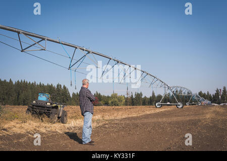 Bauer im Feld stehen Stockfoto