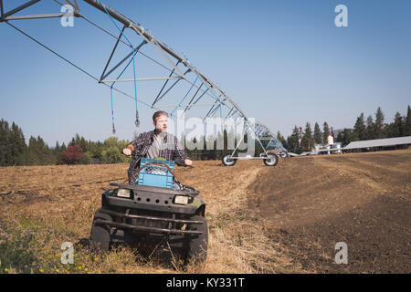 Bauer fahren land Fahrzeug im Feld Stockfoto