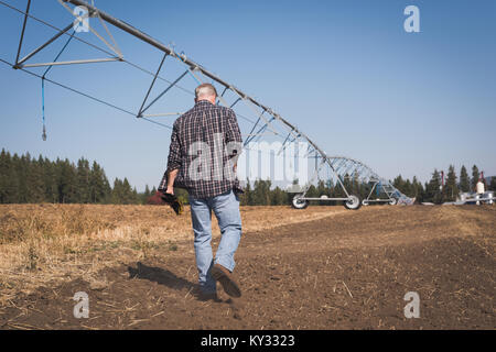 Ansicht der Rückseite des Bauern wandern in Feld Stockfoto