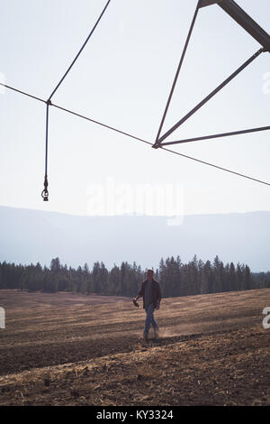 Bauer zu Fuß in das Feld Stockfoto
