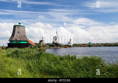 Zaanse Schans. Historische Stadt in Nordholland mit Open-air Museum. Die Windmühlen, Stockfoto