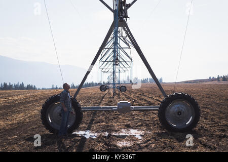 Automatische Bewässerungsanlage im Feld installiert Stockfoto