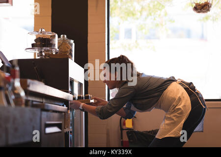 Schöne Kellnerin an der Theke arbeiten Stockfoto