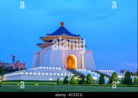 Nacht Szene von Chiang Kai Shek Memorial Hall Stockfoto