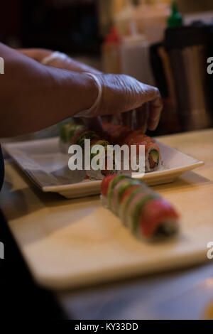 Der Küchenchef bereitet Sushi auf einem Tablett Stockfoto