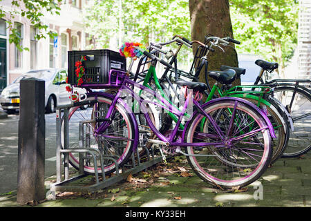 Niederländische Fahrräder in einem Fahrrad stand in einer Straße in Haarlem, Niederlande geparkt. Stockfoto