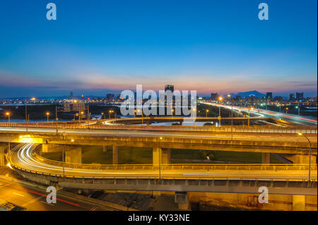 Leichte Spuren von Autobahn in Taipei Stockfoto