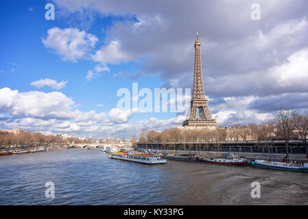 Eiffel-Turm-Blick von Bir Hakeim Brücke, Paris, Frankreich Stockfoto