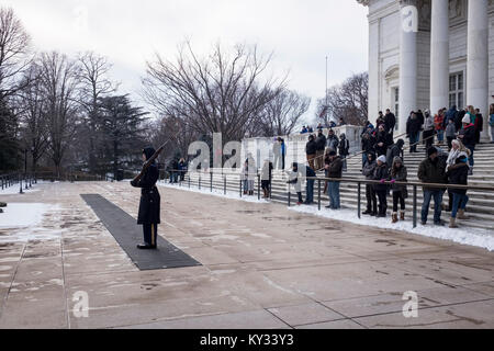 Besucher beobachten, die ehrengarde am Grab des Unbekannten Soldaten auf dem Arlington National Cemetery in Virginia, USA Stockfoto