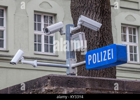 CCTV-Kameras auf dem Display neben der Polizeistation (mit einer Polizei Anmelden Deutsch: Polizei) in der bayerischen Landeshauptstadt München. Bild von drei Deutschen vid Stockfoto