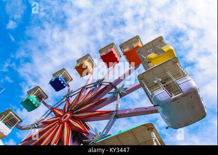 Bunte Riesenrad auf dem Spielplatz Stockfoto