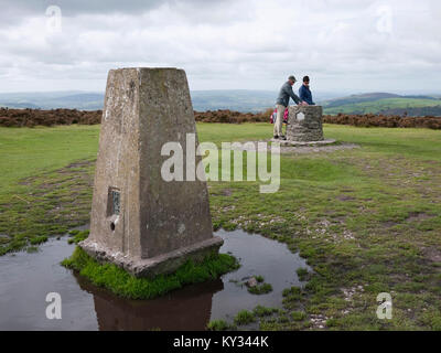 Wanderer mit toposcope und trig Point am Pole Bank, den Gipfel des Long Mynd im Shropshire Hills AONB, Großbritannien Stockfoto