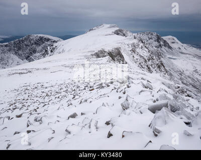 Blick auf Penygadair, den Gipfel des Cadair Idris, von mynydd Moel unter winterlichen Bedingungen. Snowdonia National Park, North Wales. Stockfoto