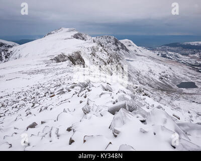 Blick auf Penygadair, den Gipfel des Cadair Idris, von mynydd Moel unter winterlichen Bedingungen. Snowdonia National Park, North Wales. Stockfoto