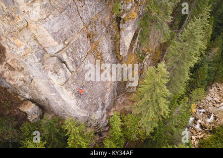 Bestimmt Bergsteiger am felsigen Klippe Stockfoto