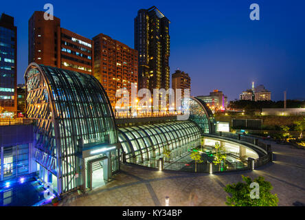 Nachtansicht von daan Park Station Stockfoto