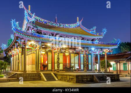 Nachtaufnahme des Konfuzius Tempel in Taipei, Taiwan Stockfoto