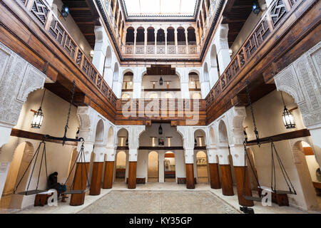 FES, MAROKKO - 27. FEBRUAR 2016: nejjarine Museum für Holz- und Kunsthandwerk in Fes, Marokko. Nejjarine Museum ist ein sehr beliebter Ort in Fes. Stockfoto