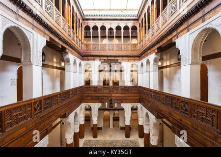 FES, MAROKKO - 27. FEBRUAR 2016: nejjarine Museum für Holz- und Kunsthandwerk in Fes, Marokko. Nejjarine Museum ist ein sehr beliebter Ort in Fes. Stockfoto