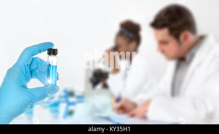 Hintergrund der modernen Wissenschaft. Hand im blauen Handschuh mit Probe, arbeiten Wissenschaftler aus dem Fokus, Text-Raum Stockfoto