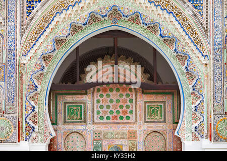 FES, MAROKKO - 27. FEBRUAR 2016: Pattern design Element der Al Quaraouiyine Moschee und Universität in Fes, Marokko. Stockfoto