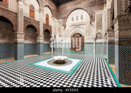 FES, MAROKKO - 27. FEBRUAR 2016: Die medrese Al-Attarine ist eine Madrasa in Medina von Fez in Marokko, in der Nähe der Moschee Al-Qarawiyyin Fes Stockfoto