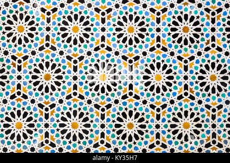 FES, MAROKKO - 27. FEBRUAR 2016: Pattern design Element der Al-Attarine Madrasa in Fes, Marokko. Stockfoto