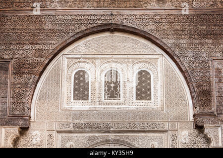 FEZ, MAROKKO - 27. FEBRUAR 2016: Pattern design Element der Al Attarine Madrasa in Medina von Fez in Marokko. Stockfoto