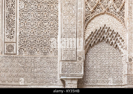 FEZ, MAROKKO - 27. FEBRUAR 2016: Pattern design Element der Al Attarine Madrasa in Medina von Fez in Marokko. Stockfoto