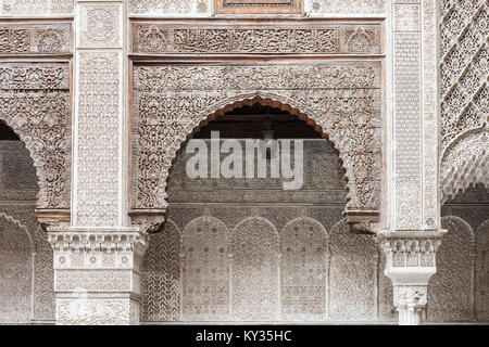 FEZ, MAROKKO - 27. FEBRUAR 2016: Pattern design Element der Al Attarine Madrasa in Medina von Fez in Marokko. Stockfoto