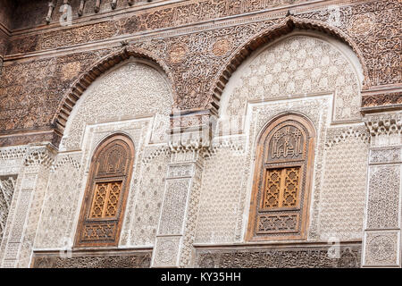 FES, MAROKKO - 27. FEBRUAR 2016: Pattern design Element der Al-Attarine Madrasa in Fes, Marokko. Stockfoto