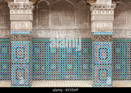 FEZ, MAROKKO - 27. FEBRUAR 2016: Pattern design Element der Al Attarine Madrasa in Medina von Fez in Marokko. Stockfoto