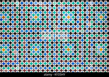 FEZ, MAROKKO - 27. FEBRUAR 2016: Pattern design Element der Al Attarine Madrasa in Medina von Fez in Marokko. Stockfoto