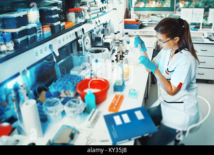 Junge Wissenschaftler arbeitet in modernen biologischen Labor Stockfoto