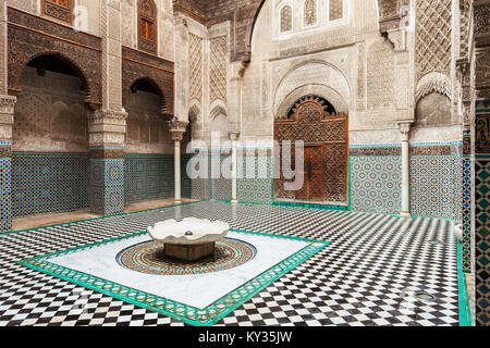 FES, MAROKKO - 27. FEBRUAR 2016: Die medrese Al-Attarine ist eine Madrasa in Medina von Fez in Marokko, in der Nähe der Moschee Al-Qarawiyyin Fes Stockfoto