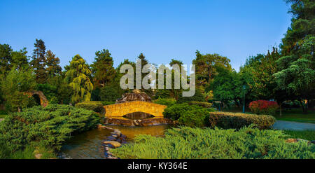 Panorama der Steinernen Brücke im Stadtpark von Katerini, Provinz Mazedonien, Griechenland Stockfoto