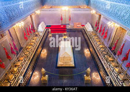 RABAT, Marokko - März 03, 2016: Das Mausoleum von Mohammed V ist ein historisches Gebäude auf der gegenüberliegenden Seite der Hassan Turm auf der Yacoub ein Stockfoto