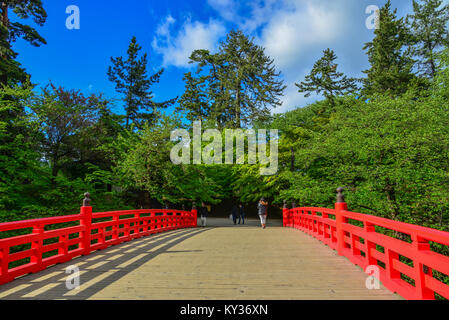 Aomori, Japan - 16. Mai 2017. Rote Brücke über den Burggraben der Burg Hirosaki in Aomori, Japan. Hirosaki - Jo ist eine hirayama Stil japanische Schloss constructe Stockfoto