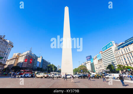 BUENOS AIRES, ARGENTINIEN - 14. APRIL 2016: Obelisco in Buenos Aires in Argentinien. Der Obelisk von Buenos Aires ist ein Nationales historisches Denkmal und Symbol Stockfoto