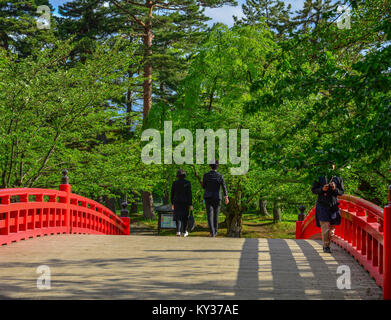 Aomori, Japan - 16. Mai 2017. Menschen zu Fuß auf rote Brücke über den Burggraben der Burg Hirosaki in Aomori, Japan. Hirosaki - Jo ist eine hirayama Stil Japanische Stockfoto