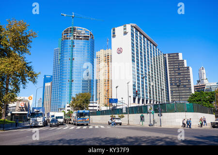 BUENOS AIRES, ARGENTINIEN - 14. APRIL 2016: Straße im Stadtteil Retiro von Buenos Aires, Argentinien. Stockfoto