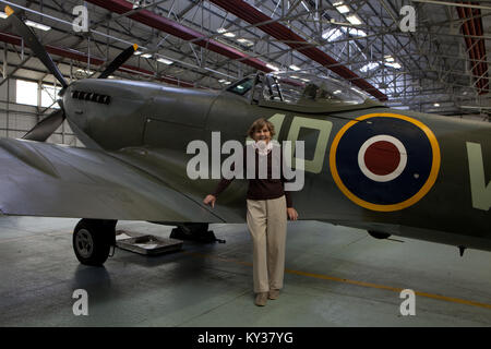 Freude Lofthouse pilot Air Transport Auxiliary (ATA) mit Spitfire Flugzeug Stockfoto