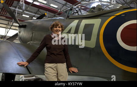 Freude Lofthouse pilot Air Transport Auxiliary (ATA) mit Spitfire Flugzeug Stockfoto