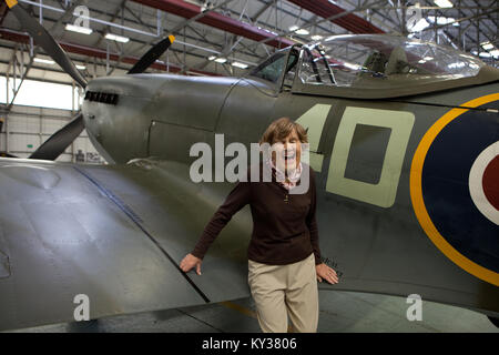 Freude Lofthouse pilot Air Transport Auxiliary (ATA) mit Spitfire Flugzeug Stockfoto