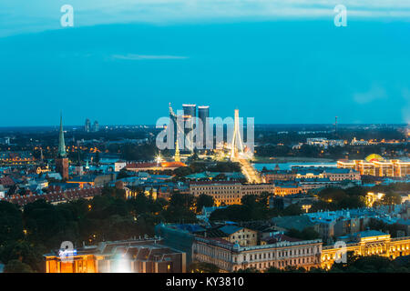 Riga, Lettland - 2. Juli 2016: Luftaufnahme von Stadtbild in Abend Nacht Leuchten aufleuchten. Schloss, Residenz des Präsidenten, Swedbank Hauptquartier, Buildi Stockfoto