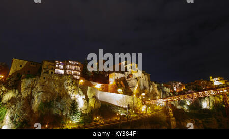 Die berühmten hängenden Häuser, oben auf dem Felsen in der Nacht in Cuenca Stockfoto