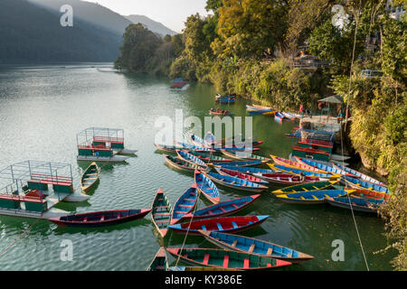 Wooden touristischen Boote am Phewa See, Pokhara, Nepal Stockfoto