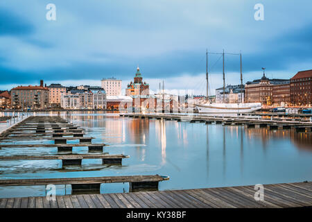 Helsinki, Finnland - 6 Dezember, 2016: Blick auf die Stadt und am Abend Uspenski Kathedrale von Pier. Stockfoto