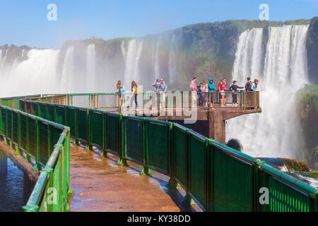 IGUAZU, Argentinien - 02.Mai 2016: Unbekannter Touristen an der Iguazu Wasserfälle. Es ist eines der Neuen 7 Weltwunder der Natur, an der Grenze von Brasilien Stockfoto